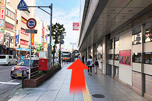 一階におりましたら左方向に進んでいただき、高島屋の通りに出ます。