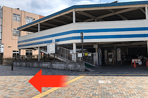 最後の目印の駐輪場です。 駐輪場の角を右に曲がるともうすぐそこです。