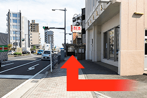駐輪場を曲がってこのまま進み、突き当たったところの右手方向にあります。